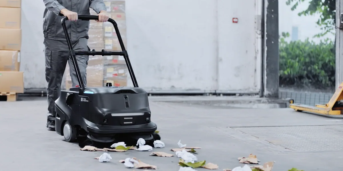 Robot vệ sinh công nghiệp Pudu MT1 làm sạch mặt bằng có vụn rác